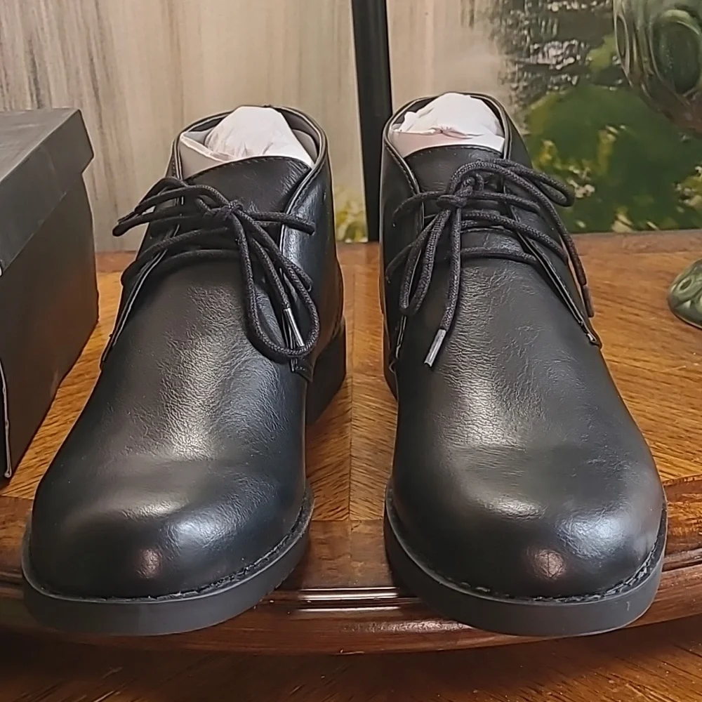 New in box! Golaiman Mens 9.5 black classic formal Chukka ankle boot dress shoe